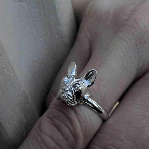 anillo tipo alianza de bulldog francés