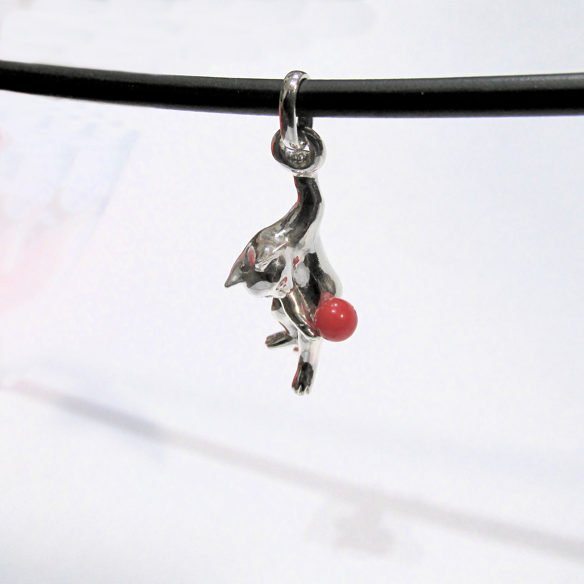 Dije Colgante Gato con Coral Rojo en Plata 925 - Imagen 2