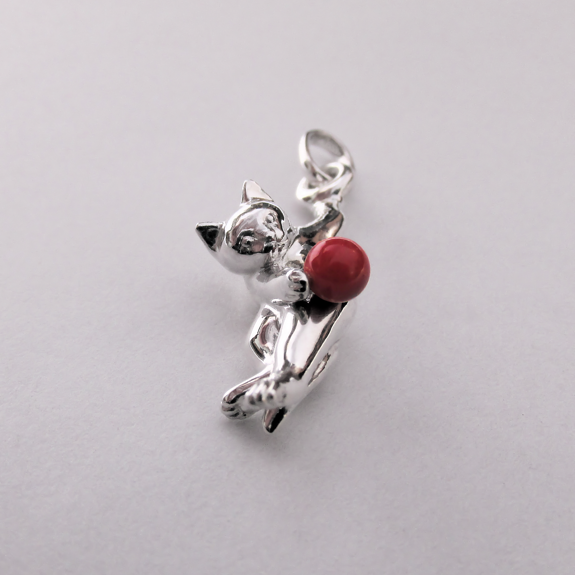 Dije Colgante Gato con Coral Rojo en Plata 925 - Imagen 3