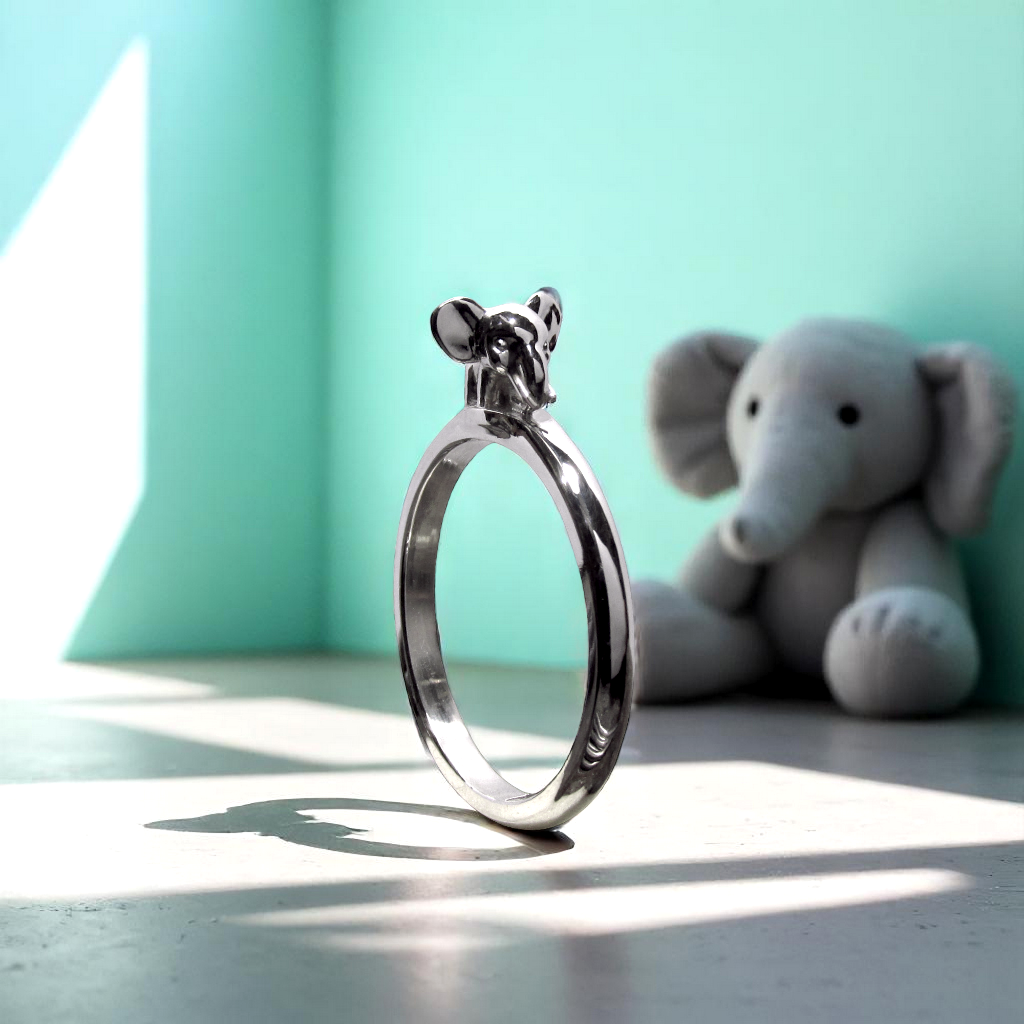 anillo tipo alianza con elefante naif