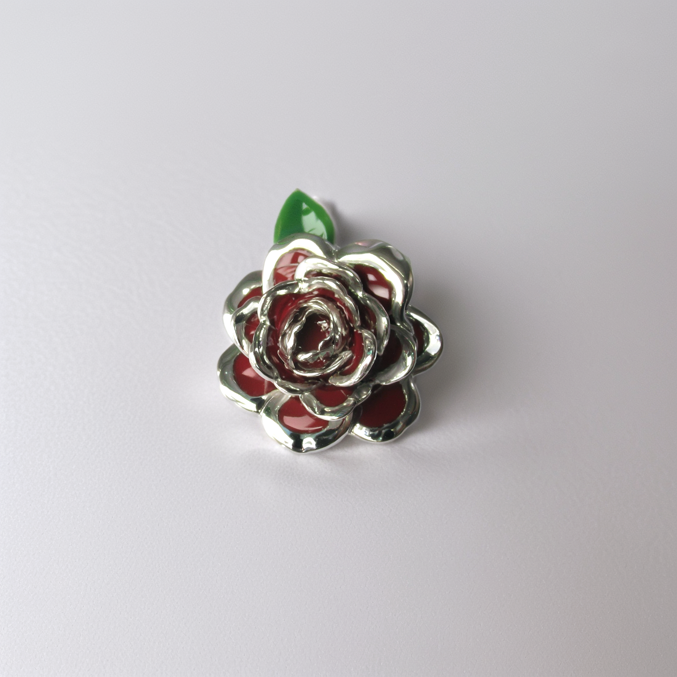 Colgante Camelia (Invierno) en Plata y Esmalte Vitrificado
