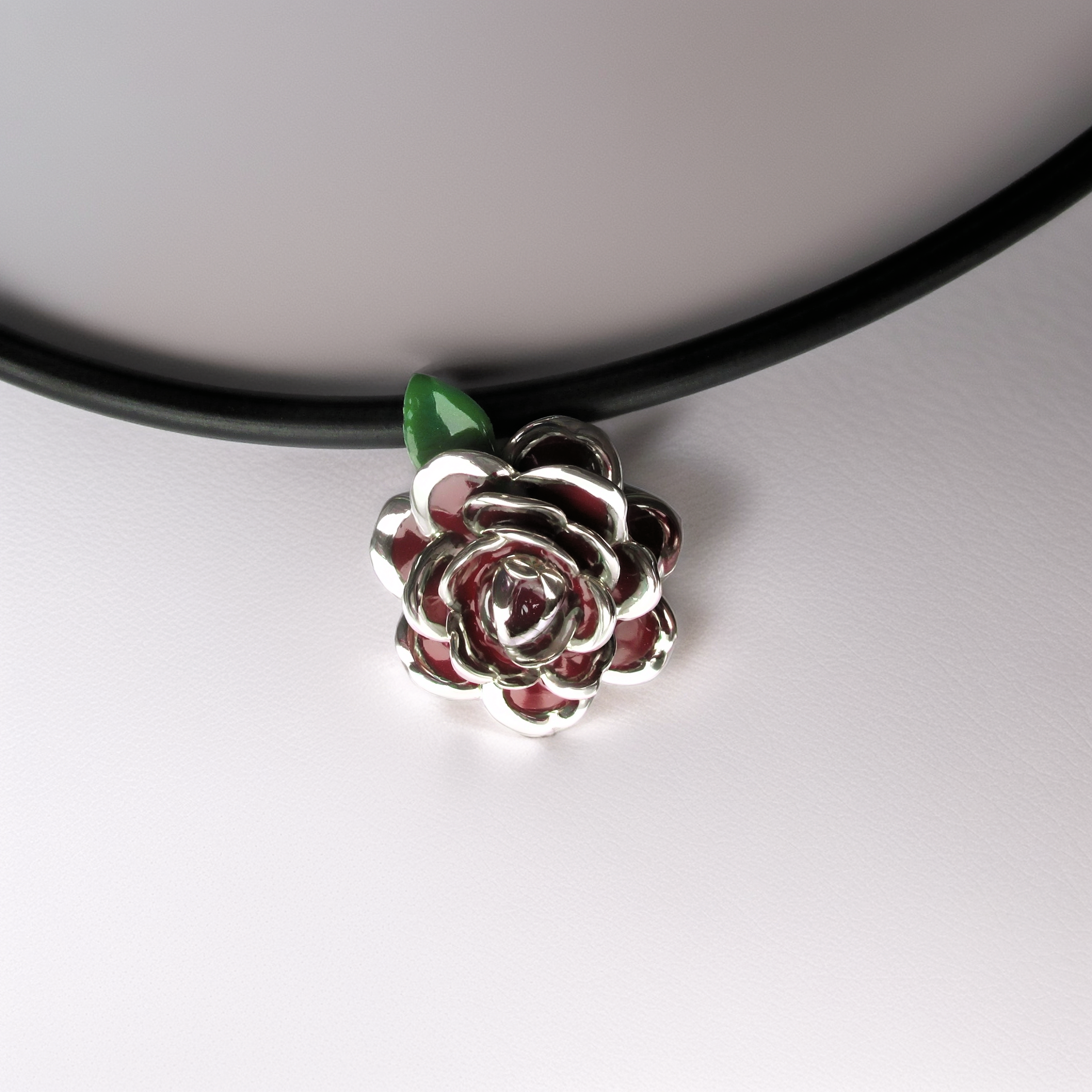 Colgante Camelia (Invierno) en Plata y Esmalte Vitrificado - Imagen 2